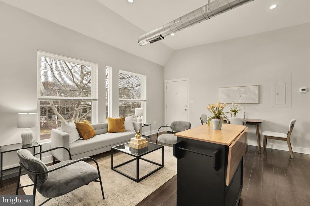 Image 12 of property listing at 1605 F ST NE #4, Washington, DC 20002