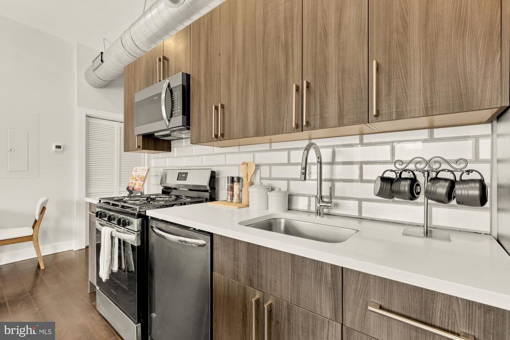 Image 15 of property listing at 1605 F ST NE #4, Washington, DC 20002