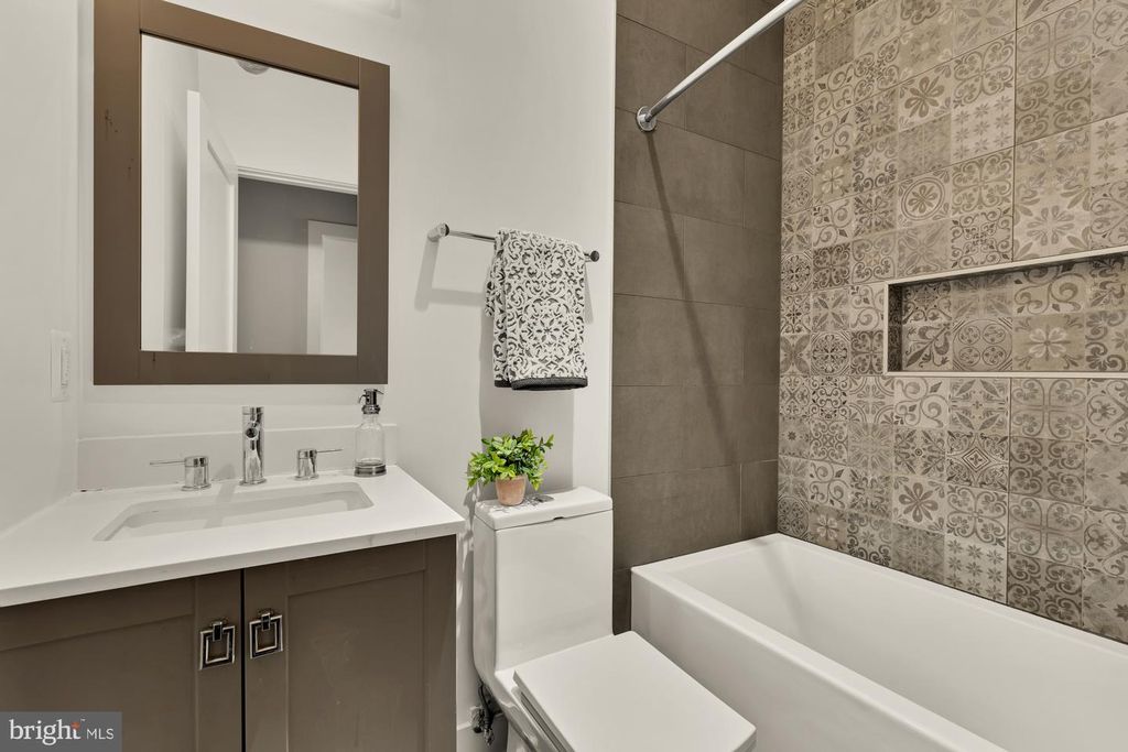 Image 17 of property listing at 1605 F ST NE #4, Washington, DC 20002