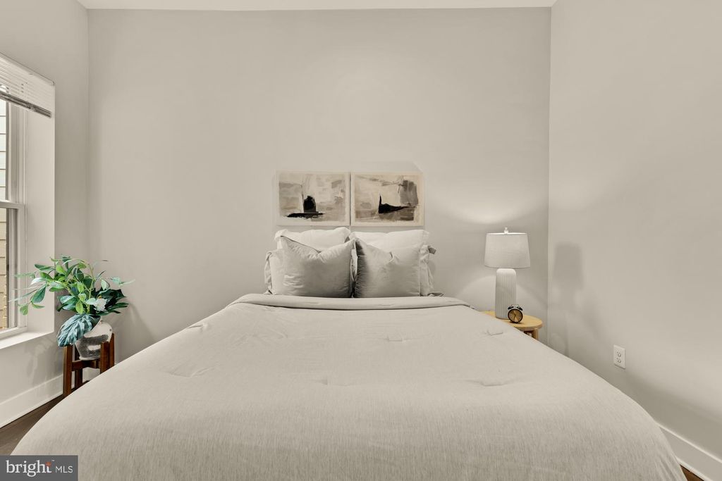 Image 18 of property listing at 1605 F ST NE #4, Washington, DC 20002