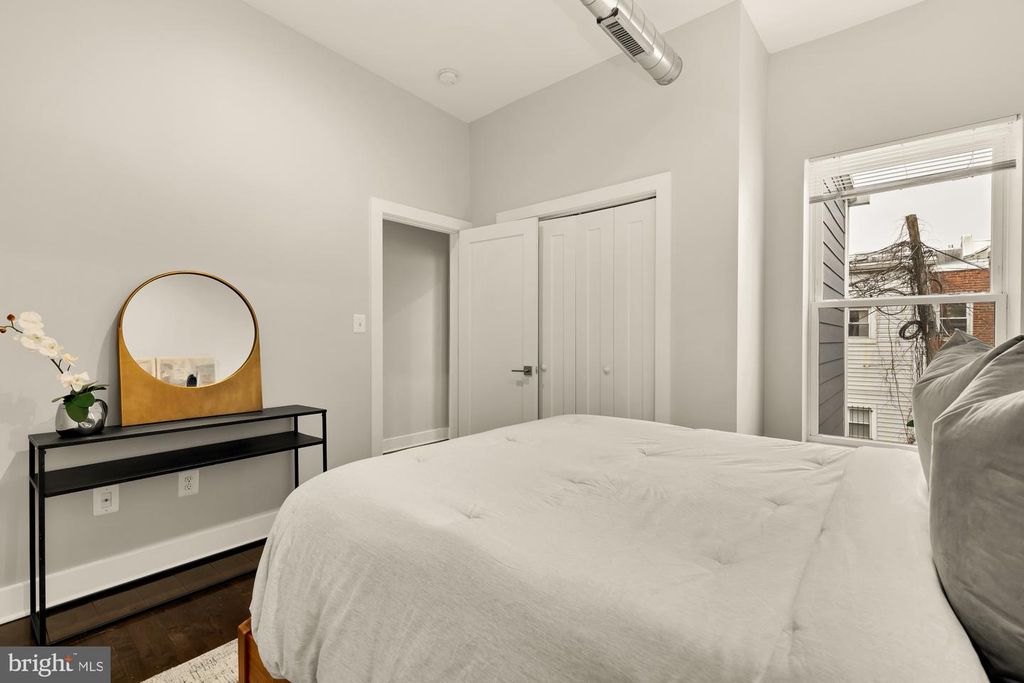 Image 19 of property listing at 1605 F ST NE #4, Washington, DC 20002