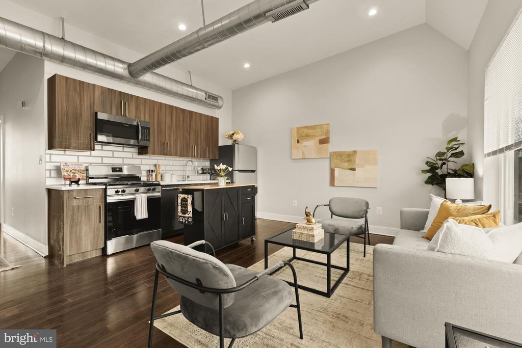 Image 3 of property listing at 1605 F ST NE #4, Washington, DC 20002