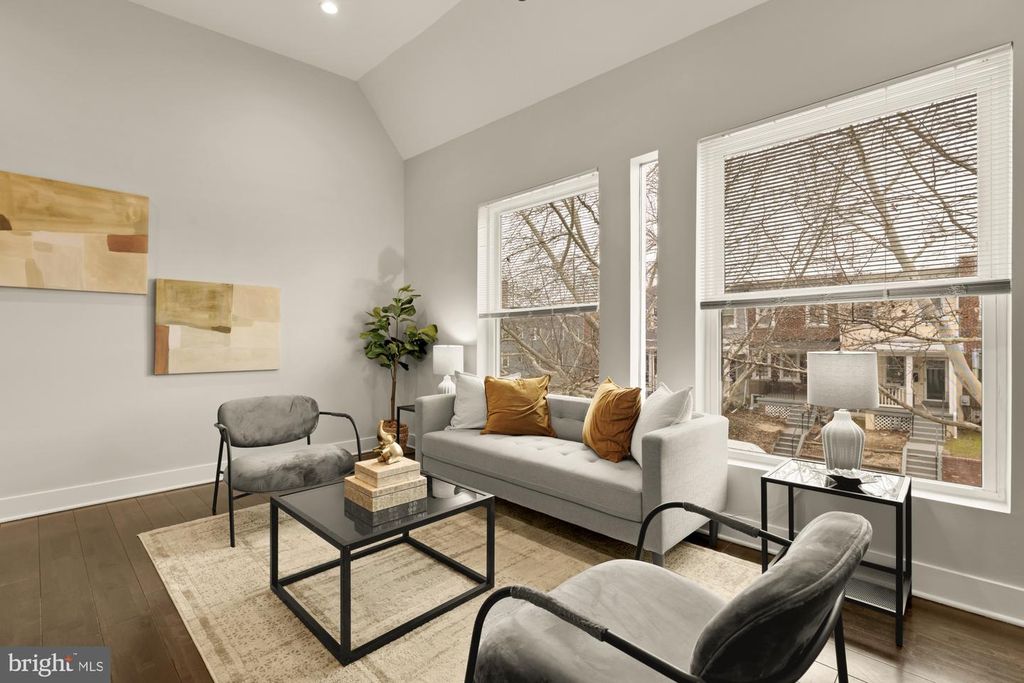 Image 4 of property listing at 1605 F ST NE #4, Washington, DC 20002