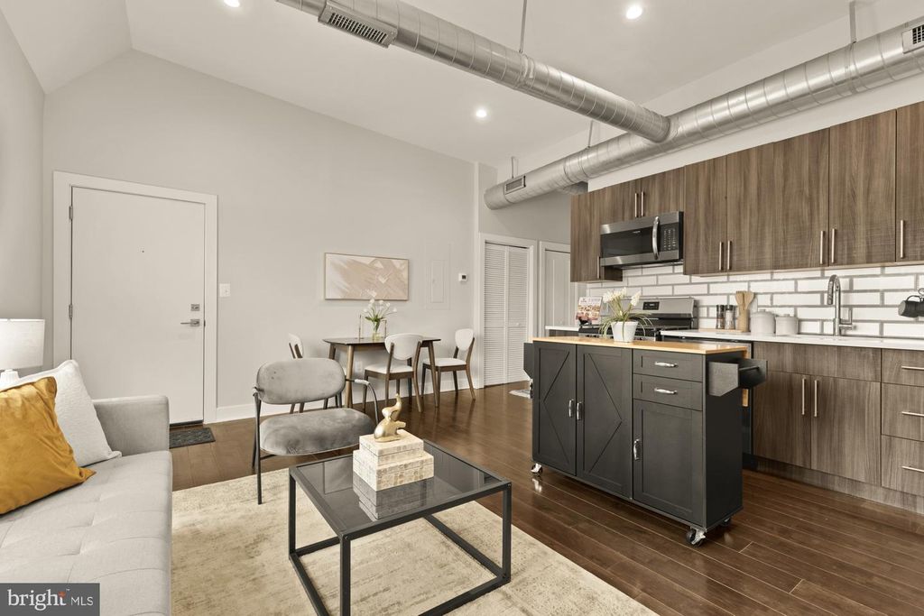 Image 5 of property listing at 1605 F ST NE #4, Washington, DC 20002