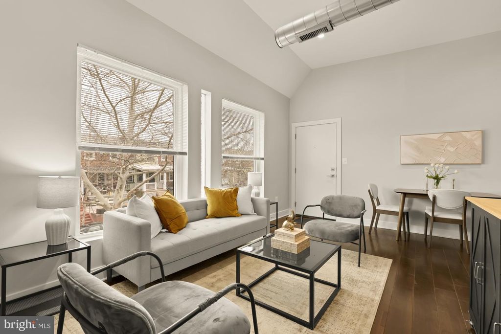 Image 6 of property listing at 1605 F ST NE #4, Washington, DC 20002