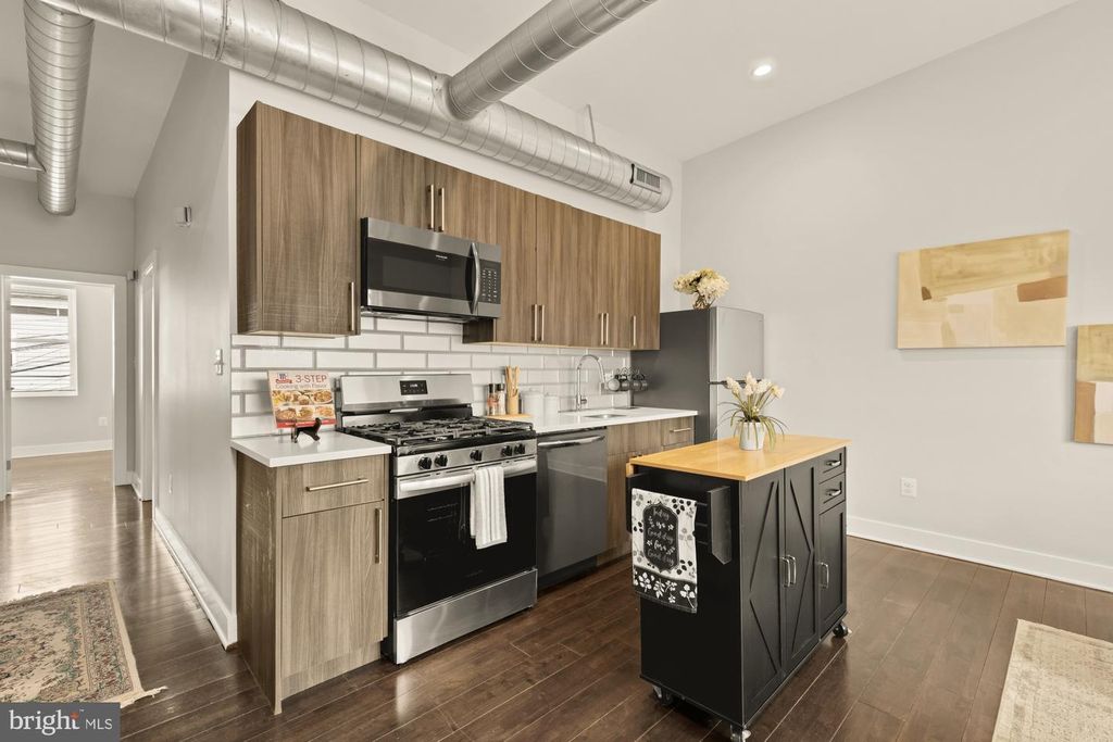 Image 9 of property listing at 1605 F ST NE #4, Washington, DC 20002