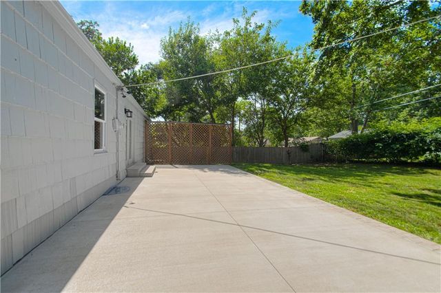 8000 W 85th Terrace, Overland Park, KS 66212