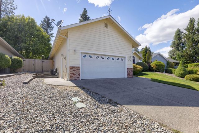 2738 SW Trinity Way, Grants Pass, OR 97527