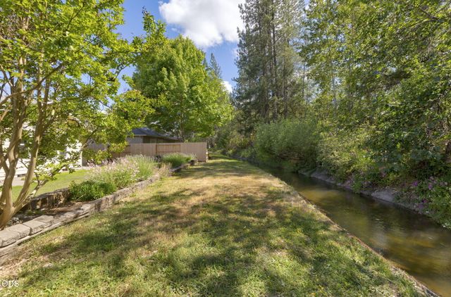 2738 SW Trinity Way, Grants Pass, OR 97527