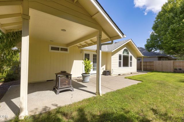 2738 SW Trinity Way, Grants Pass, OR 97527
