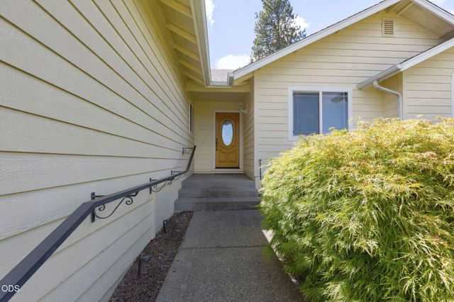 2738 SW Trinity Way, Grants Pass, OR 97527