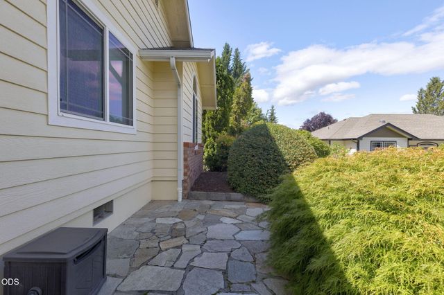 2738 SW Trinity Way, Grants Pass, OR 97527
