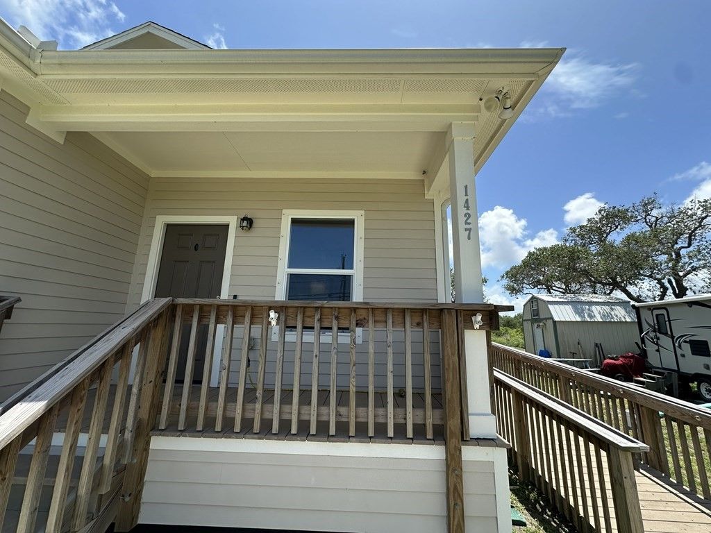 1427 Sixteenth St, Rockport, TX 78382 — photo 2