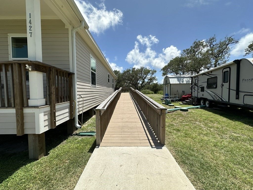 1427 Sixteenth St, Rockport, TX 78382 — photo 3