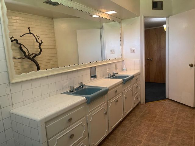 1111 W Kearney Boulevard, Fresno, CA 93706