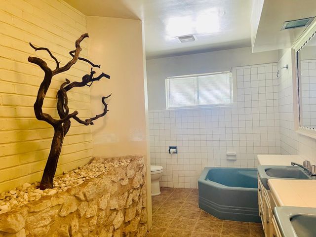 1111 W Kearney Boulevard, Fresno, CA 93706