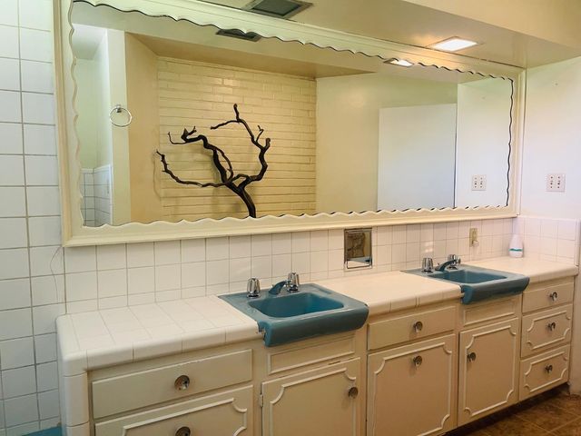 1111 W Kearney Boulevard, Fresno, CA 93706