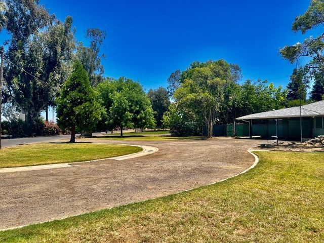 1111 W Kearney Boulevard, Fresno, CA 93706