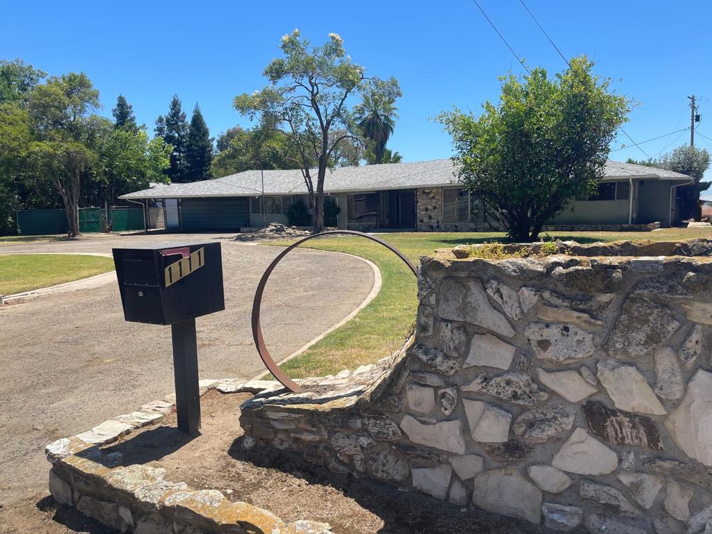 1111 W Kearney Boulevard, Fresno, CA 93706