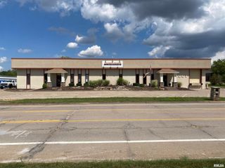 5001 TREMONT Avenue, Davenport, IA 52807