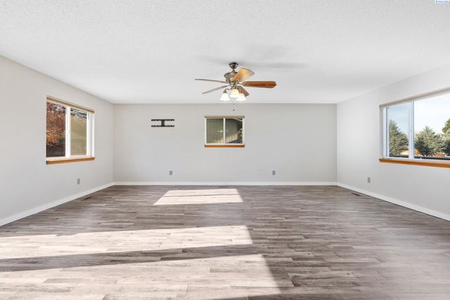 1983 Greenbrook Blvd, Richland, WA 99352