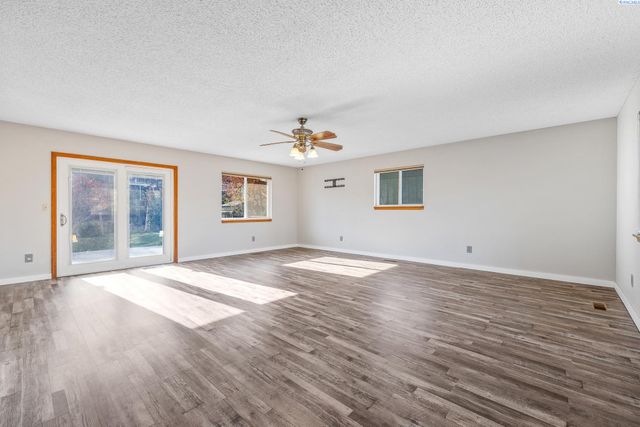 1983 Greenbrook Blvd, Richland, WA 99352