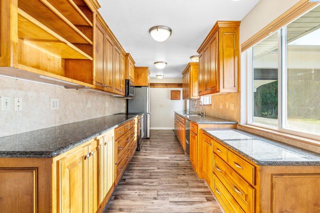 1983 Greenbrook Blvd, Richland, WA 99352