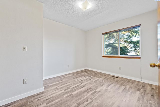 1983 Greenbrook Blvd, Richland, WA 99352