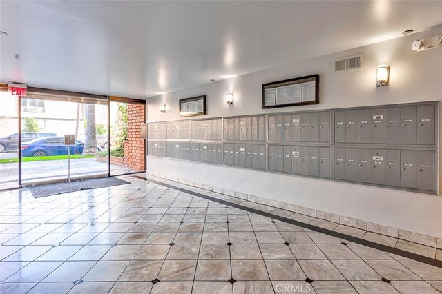 533 S St Andrews Place 104, Los Angeles, CA 90020