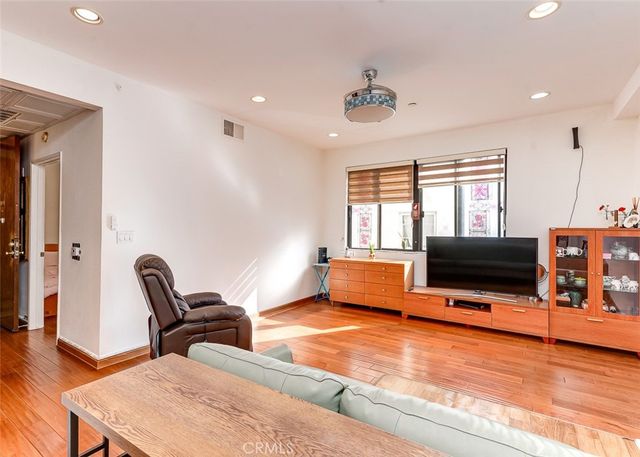 533 S St Andrews Place 104, Los Angeles, CA 90020