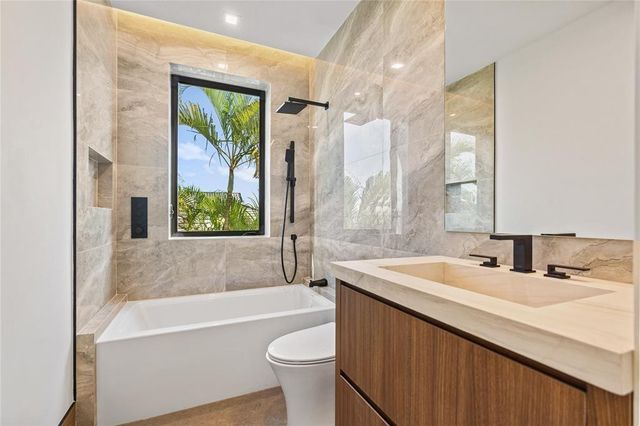 2441 NE 48th Court, Lighthouse Point, FL 33064