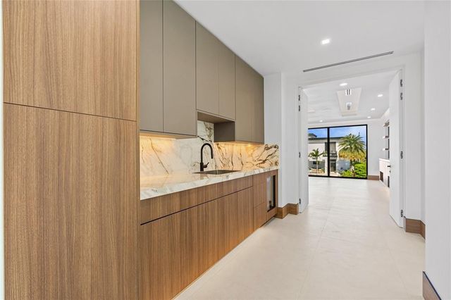 2441 NE 48th Court, Lighthouse Point, FL 33064