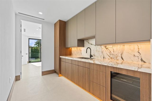 2441 NE 48th Court, Lighthouse Point, FL 33064