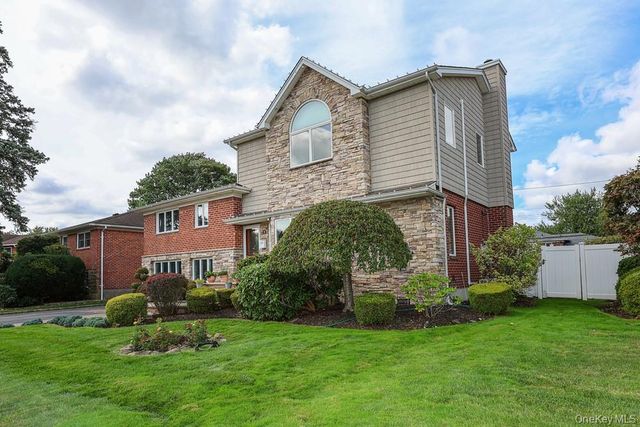 21 Kathleen Drive E, Syosset, NY 11791