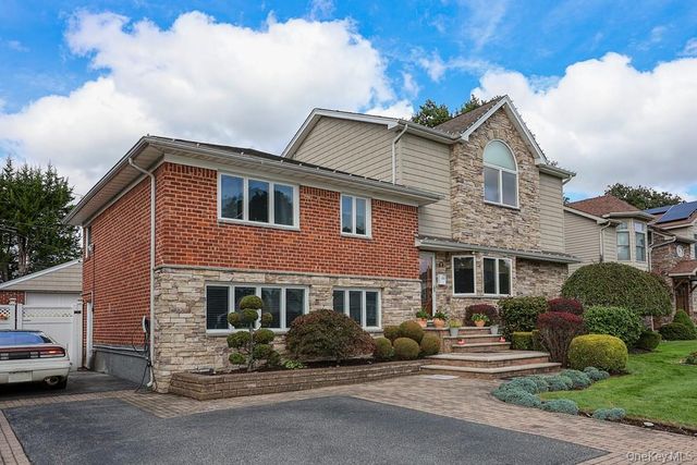 21 Kathleen Drive E, Syosset, NY 11791