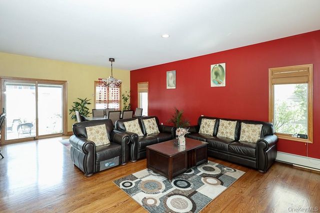 21 Kathleen Drive E, Syosset, NY 11791
