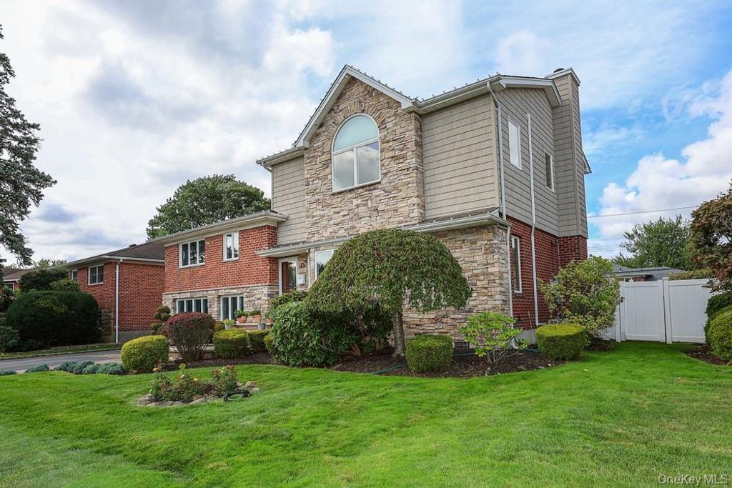 21 Kathleen E, Syosset, NY 11791 — photo 2