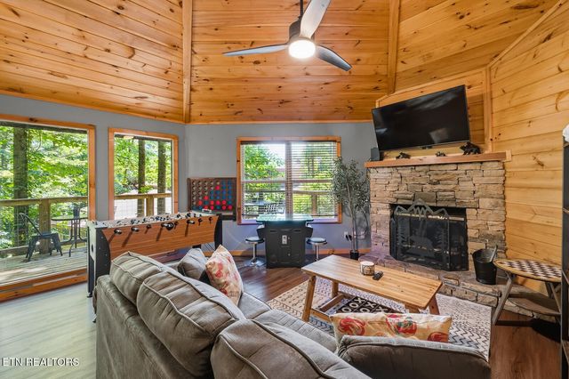 707 Maple Court, Gatlinburg, TN 37738