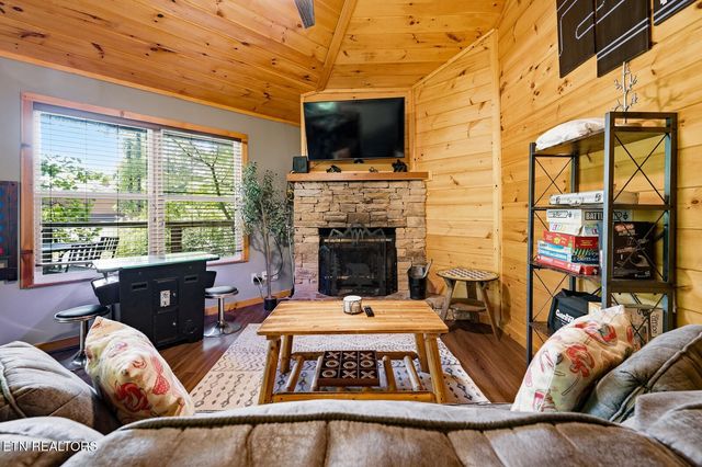 707 Maple Court, Gatlinburg, TN 37738