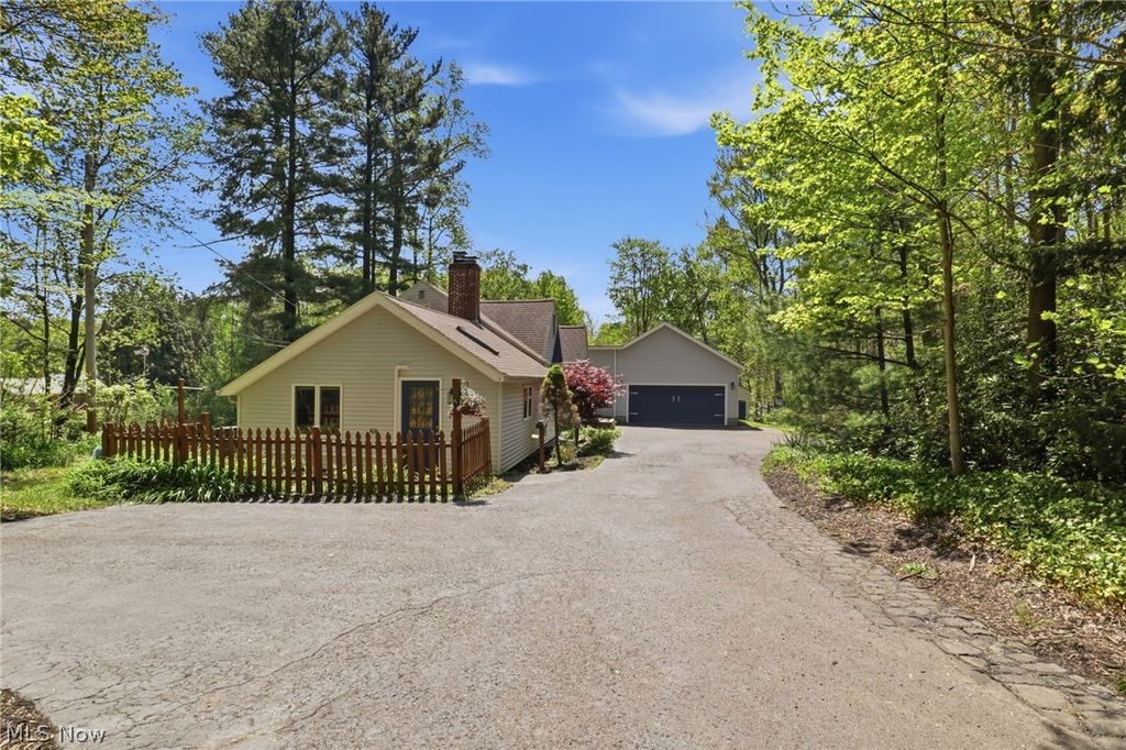 8977 Cedar Road, Chesterland, OH 44026