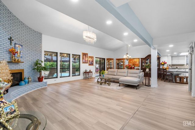 2200 El Portal Drive 14, Bakersfield, CA 93309