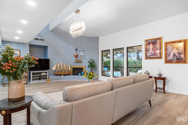 2200 El Portal Drive 14, Bakersfield, CA 93309