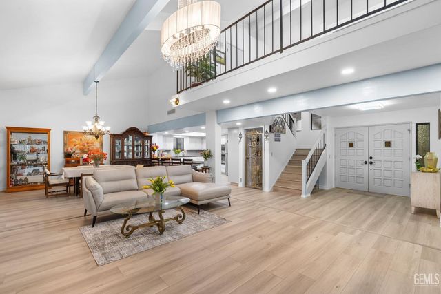 2200 El Portal Drive 14, Bakersfield, CA 93309