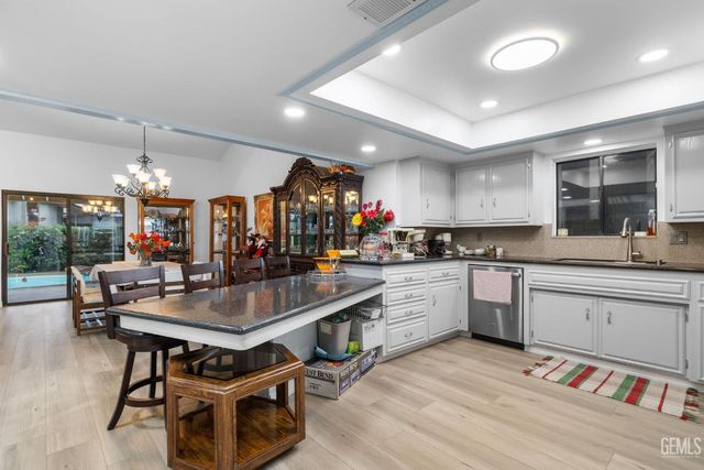 2200 El Portal Drive 14, Bakersfield, CA 93309