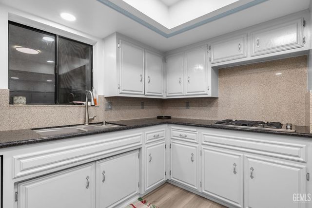2200 El Portal Drive 14, Bakersfield, CA 93309