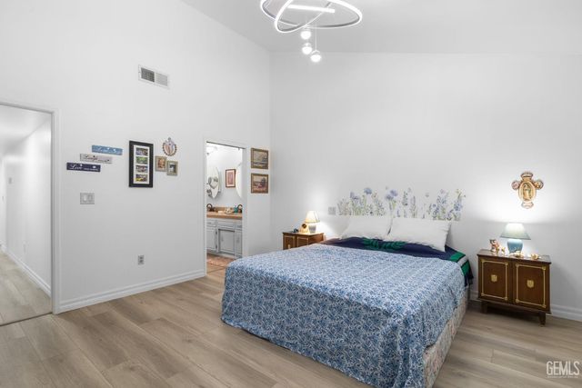 2200 El Portal Drive 14, Bakersfield, CA 93309