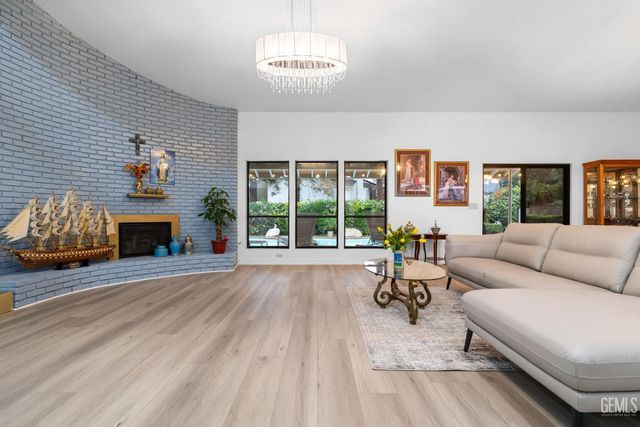 2200 El Portal Drive 14, Bakersfield, CA 93309