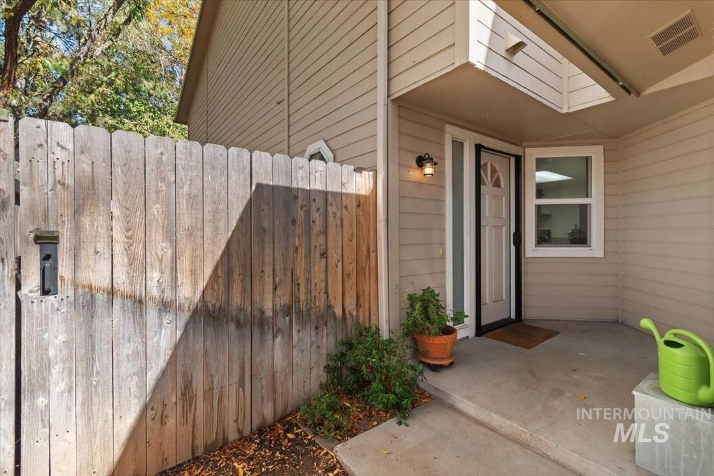 6998 W Irving Ln, Boise, ID 83704 photo 3