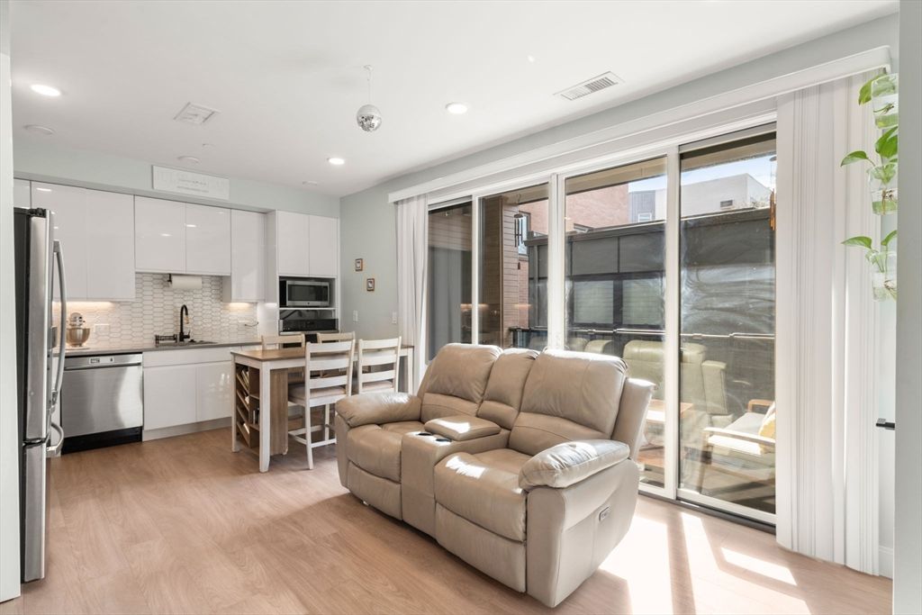 275-279 Border St 302, Boston, MA 02128