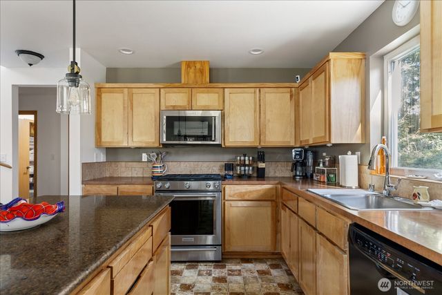 1035 W Starflower Road, Oak Harbor, WA 98277